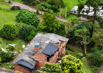 Inmet mantém alertas laranja e amarelo para ventos costeiros e tempestades. Previsão também indica chuva, frio intenso e possibilidade de geada no Sul.