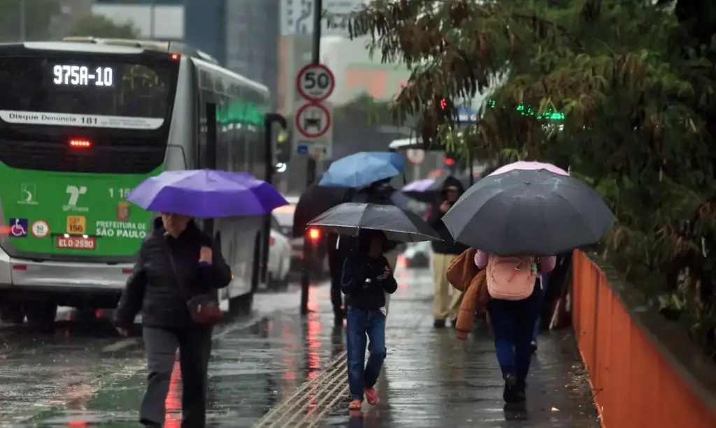 Frente fria e áreas de instabilidade aumentam o risco de chuva forte e tempestades em várias regiões do Brasil neste fim de semana.