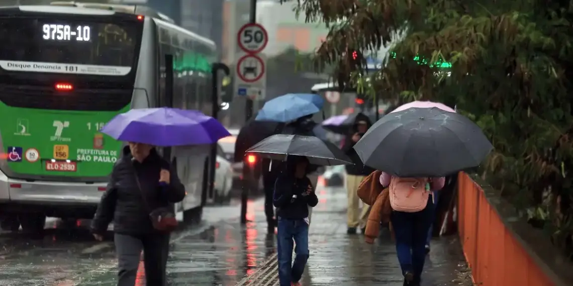Frente fria e áreas de instabilidade aumentam o risco de chuva forte e tempestades em várias regiões do Brasil neste fim de semana.