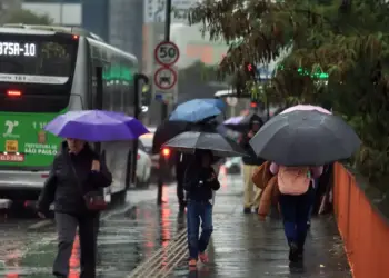 Frente fria e áreas de instabilidade aumentam o risco de chuva forte e tempestades em várias regiões do Brasil neste fim de semana.